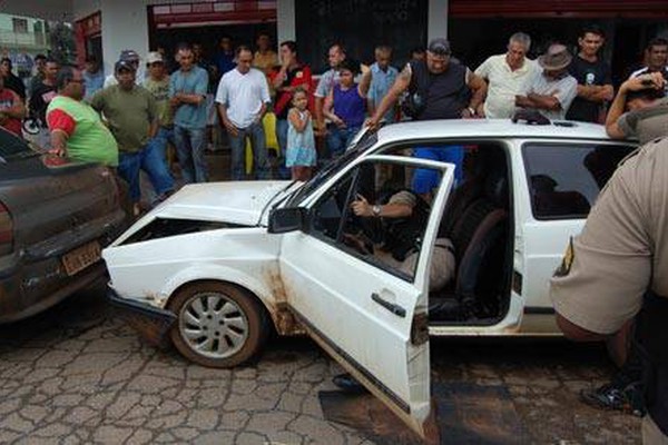 Com droga e sem habilitação, jovem bate em carro estacionado de policial