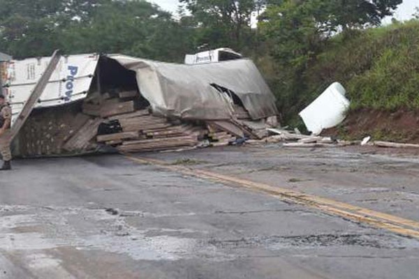 Carreta carregada com móveis tomba na BR365 e deixa pista interditada por mais de 8 horas