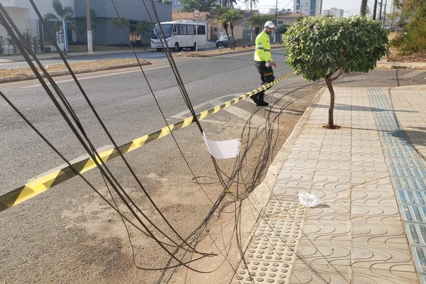 Rua é interditada em Patos de Minas após caminhão arrancar fiação de empresas de internet