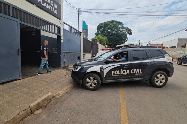 Mulher é presa por injúria racial após maltratar funcionário de empresa de ônibus no Terminal Rodoviário