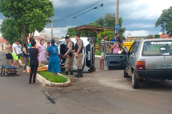 Veículo para tombado e criança fica ferida após acidente em cruzamento conturbado no bairro Guanabara