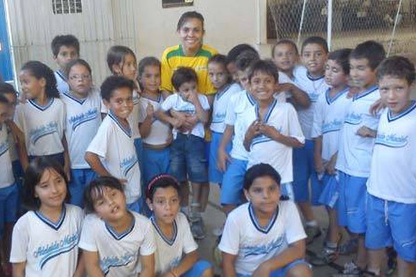 Atleta patense eleita a melhor jogadora de futsal do mundo volta às origens