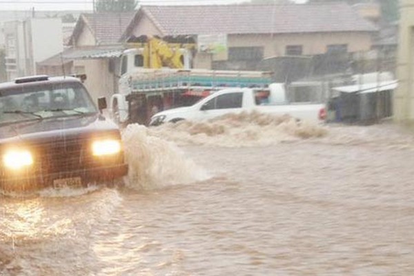 Chuva de 30 minutos invade casas e causa transtornos em Carmo do Paranaíba