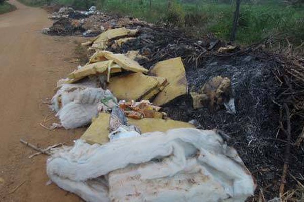 Sujões transformam estradas vicinais de Patos de Minas em depósito de lixo