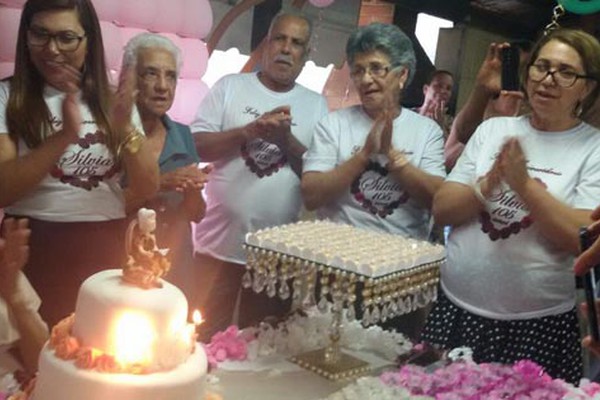 Mulher mais velha de Patos de Minas comemora 105 anos com lucidez e muita simpatia