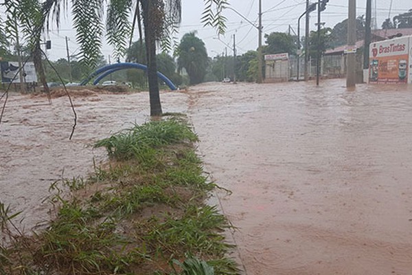 Temporal em Patos de Minas faz Córrego do Monjolo transbordar na Fátima Porto