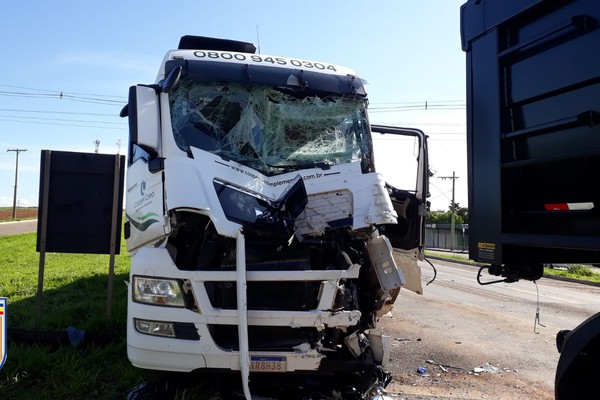 Motorista se choca em traseira de carreta na BR-146, é socorrido com vida, mas acaba morrendo no Hospital Regional