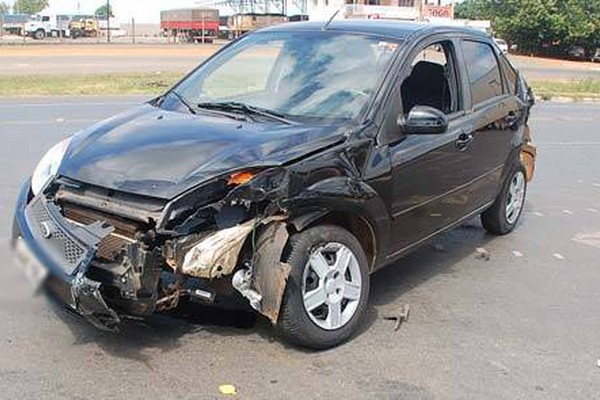 Motorista fica ferido ao sair de posto e bater em carreta perto do Trevo da Pipoca