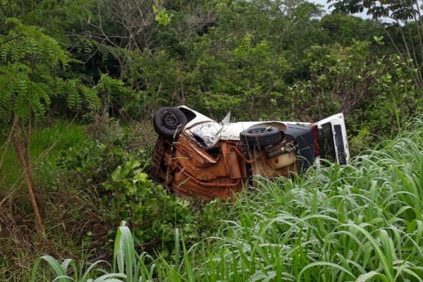 Jovem morre e outros dois ficam gravemente feridos em acidente próximo a Abadia dos Dourados