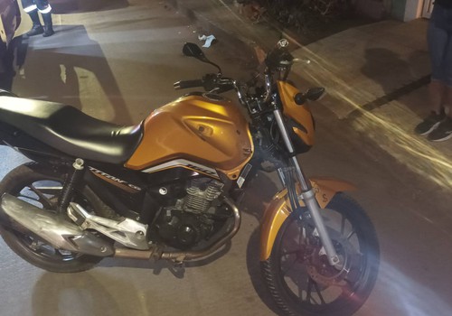Condutor inabilitado cochila em cima da moto, avança parada e provoca acidente