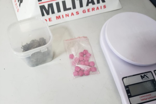 Jovem tenta esconder comprimidos de ecstasy na meia e acaba preso, em Presidente Olegário