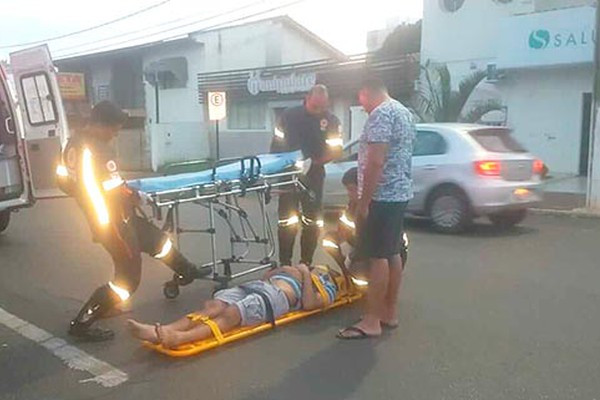 Ciclista tenta atingir carro do irmão, cai e precisa ser socorrido no Centro de Patos de Minas