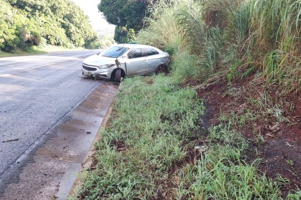 Condutora fica ferida após carro aquaplanar e bater em barranco na BR 352 em Lagoa Formosa