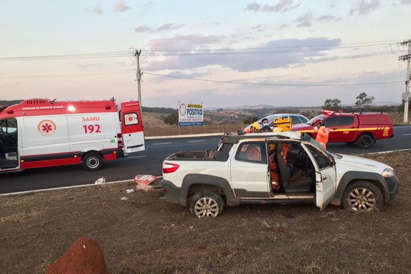 Motorista de 71 anos fica ferido após perder o controle da direção e capotar pick up na BR 352