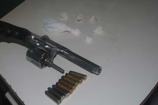 PM cumpre mandados judiciais e apreende arma e papelotes de cocaína em Patos de Minas