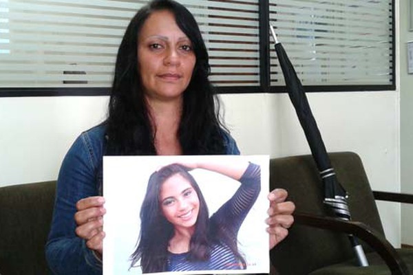 Mãe busca informações sobre a filha desaparecida desde a semana passada