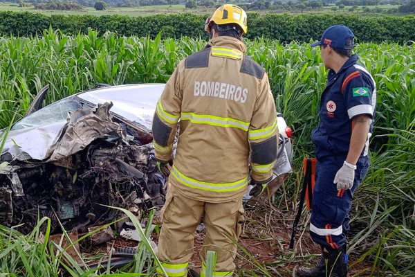 Veículo de passeio bate de frente com caminhão e deixa um morto e cinco feridos na MG 230