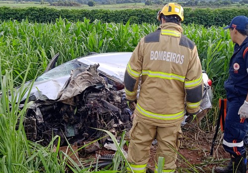 Veículo de passeio bate de frente com caminhão e deixa um morto e cinco feridos na MG 230