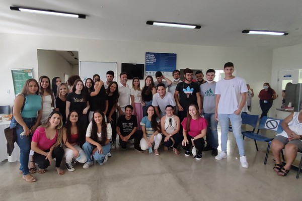 Alunos da FPM e idosos se emocionam com entrega de livro da vida na USF do bairro Sebastião Amorim