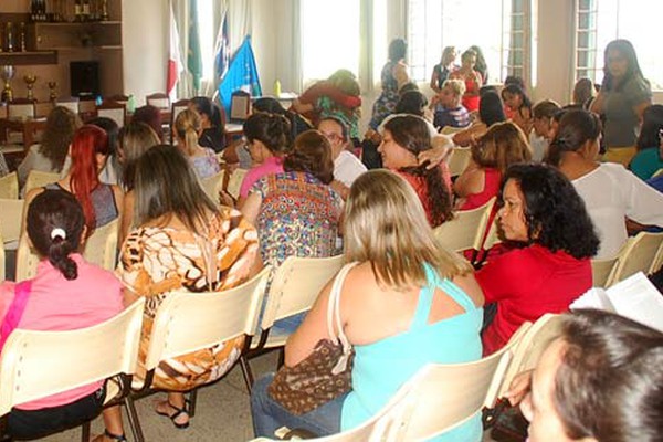 Em clima de desconfiança, começam as designações de centenas de professores da rede estadual