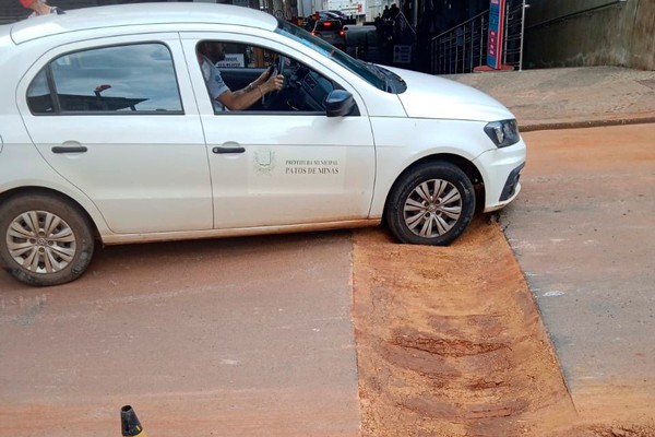 Copasa não pavimenta rua após escavação e complica trânsito no Centro de Patos de Minas