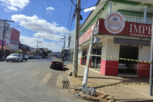 Motorista de caminhão foge após derrubar câmera do Olho Vivo em Patos de Minas