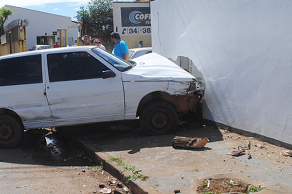 Condutora sem habilitação avança parada, bate e carro vai parar em muro de salão; Veja a batida