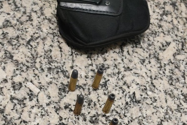 Homem é preso com arma de fogo após ficar encurralado em beco sem saída em PO