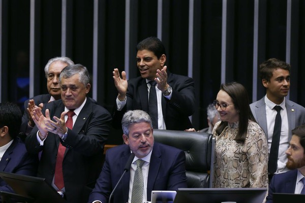 Câmara aprova urgência para projeto do arcabouço fiscal