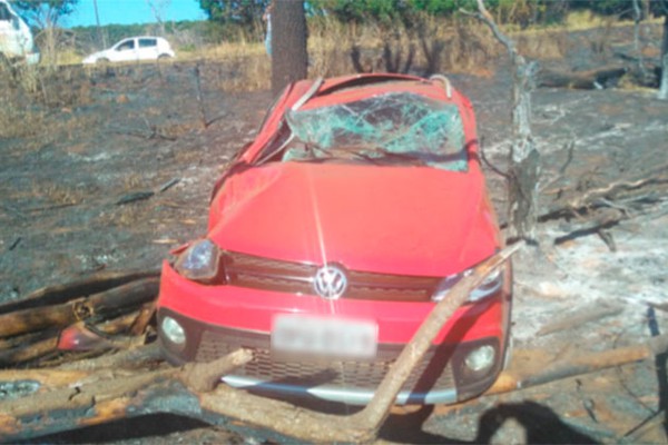 Condutora invade contramão, sai da pista e capota depois de provável cochilo ao volante em Arapuá