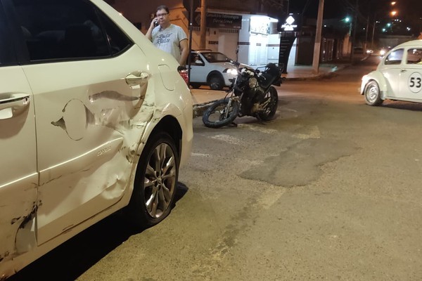 Casal fica ferido após avançar parada obrigatória e bater em carro no bairro Jardim Califórnia