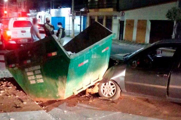 Jovem se distrai com celular, perde controle direcional e bate em caçamba na Rua Doutor Marcolino