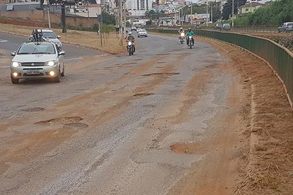 Ruas esburacadas obrigam motoristas a dirigirem em zigue-zague e Prefeitura promete agir