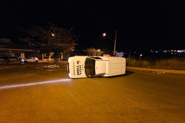 Veículo para tombado após fazer conversão proibida na av. Angra dos Reis e bater em motociclista