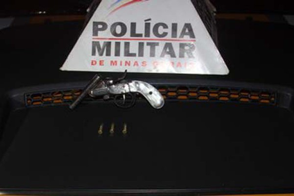 Dois jovens são presos por porte ilegal de arma e embriaguez ao volante na MGC-354 no município de Presidente Olegário