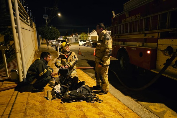 Bombeiros são acionados para combater incêndio em residência no bairro Aurélio Caixeta