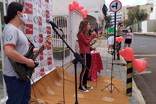 Escola de música prepara homenagem às mães e faz sucesso em Patos de Minas