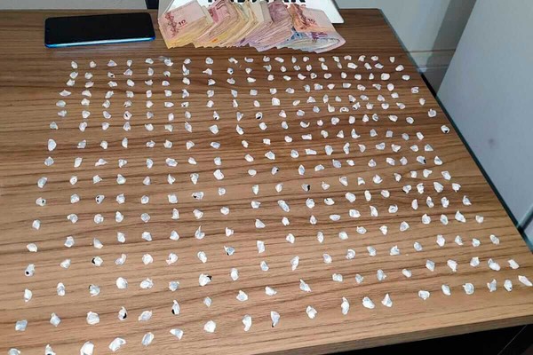 Jovem é preso com mais de 300 pedras de crack no bairro Shopping Park, em Uberlândia