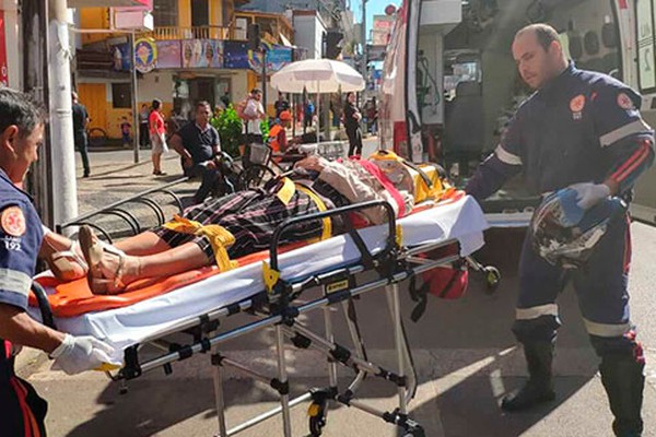 Motociclista tem que ser levada para a UPA ao bater na traseira de carro que parou no semáforo