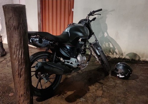 Motociclista remove placa, foge de abordagem policial, bate em muro e passa a virada na delegacia