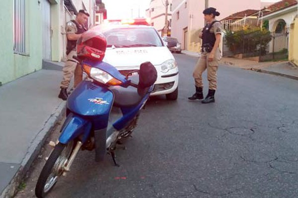 Ladrões furtam motocicleta no centro de Patos de Minas, mas perdem o controle, caem e deixam o veículo para trás