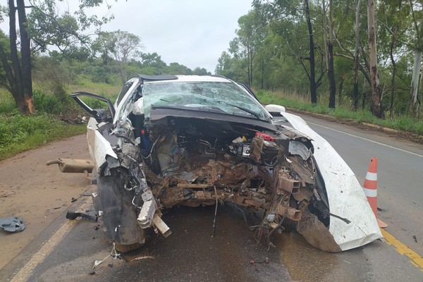 Motorista perde o controle da direção na BR 365, bate em árvore e deixa três pessoas feridas