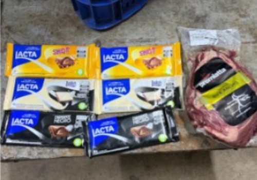 Furtos em hipermercados não param! Homem é preso ao colocar carne e chocolates dentro da calça