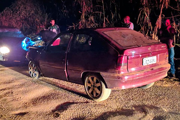 Quatro vão parar no hospital e um na delegacia após colisão frontal em Patos de Minas