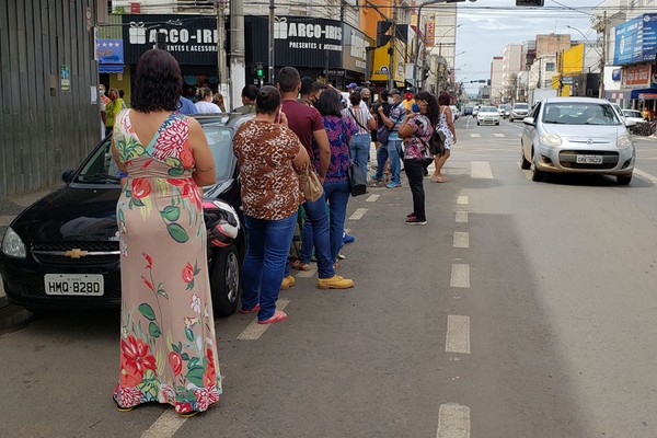 Patos de Minas amanhece com filas e aglomerações nas portas de bancos e lotéricas