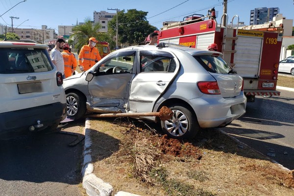 Veículos batem violentamente no cruzamento da avenida Padre Almir com a rua Joaquim das  chagas