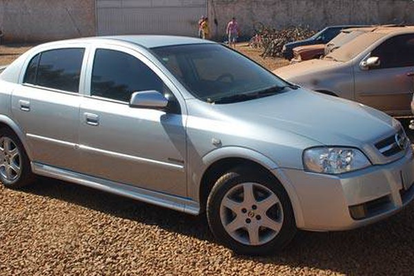 Motorista para o carro no meio da rua para urinar e é preso por embriaguez ao volante