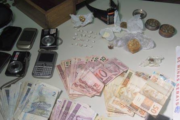 PM encontra maconha, cocaína, crack e dinheiro em ponto de tráfico na Vila Garcia