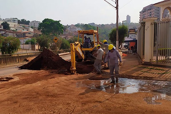 Obra da Copasa na Avenida Fátima Porto deixa clima de zona rural e moradores indignados