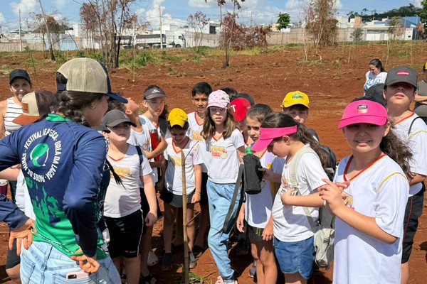 Alunos do Colégio Roma - Centro Educacional Criança Feliz realizam plantio de árvores na Mata do Catingueiro